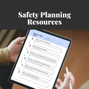 Puede incluir: Una hoja de trabajo de planificación de seguridad con seis pasos para ayudar a las personas a identificar las señales de advertencia, desarrollar estrategias y acceder a sistemas de apoyo. La hoja de trabajo incluye indicaciones para cada paso, como "¿Qué haré si mi plan no funciona?" y "¿Quién puede ayudarme?"