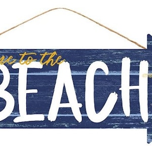 Letrero de madera para puerta con forma de flecha "A la playa": Azul, blanco y amarillo - 40,6 x 16,5 cm - AP8338, Centro de mesa para corona