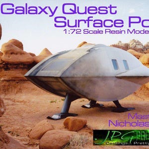 Puede incluir: Maqueta de un Surface Pod de Galaxy Quest, una nave espacial con un cuerpo redondeado y tres ventanas rectangulares. El modelo es a escala 1:72 y está hecho de resina. La imagen incluye el texto "Galaxy Quest Surface Pod" y "1:72 Scale Resin Model Kit".