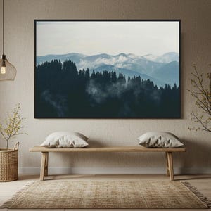 Neblige Wald-Hügel-Wand-Kunst, nebelige Berge Fotografie, stimmungsvolle Landschaftsposter, ruhige Natur-Wanddekoration