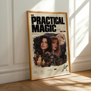Puede incluir: Un póster de película enmarcado de Practical Magic con dos mujeres, una luna llena, una casa, velas y un gato negro. El texto dice Practical Magic, Some things are meant to be, e incluye detalles de producción como el reparto y la fecha.