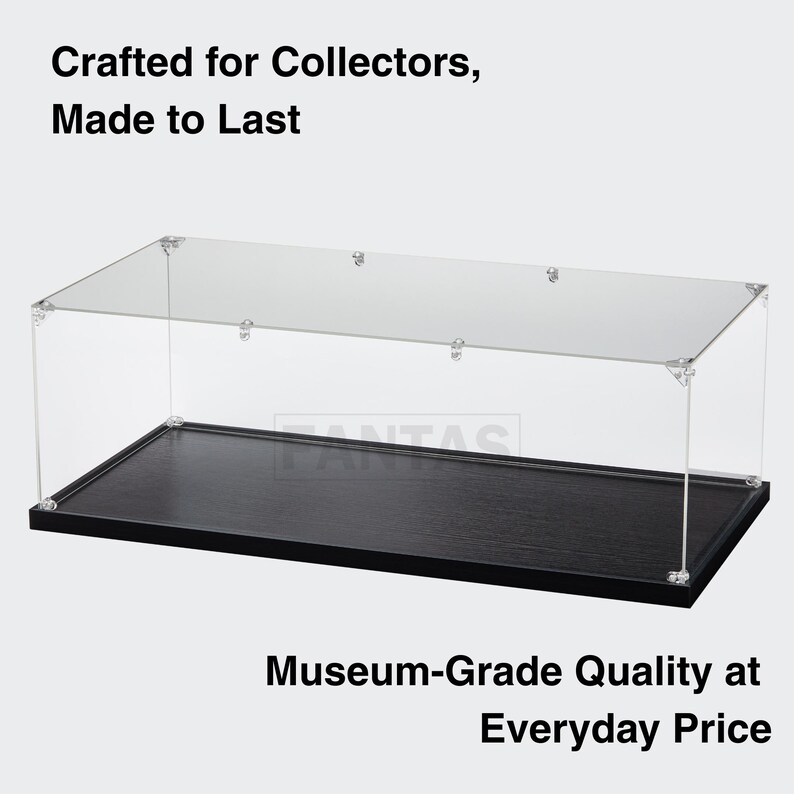 Pu&ograve; includere: Una vetrina rettangolare in acrilico trasparente con una solida base nera. La custodia presenta connettori angolari in metallo e pannelli trasparenti. Il testo recita: Crafted for Collectors, Made to Last e Museum-Grade Quality at Everyday Price.