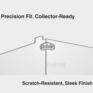 Pu&ograve; includere: Un angolo di una vetrinetta in acrilico trasparente con una staffa di collegamento in metallo. Il testo Precision Fit. Collector-Ready appare in alto, e Scratch-Resistant, Sleek Finish in basso. Il marchio FANTAS &egrave; visibile sul pannello.