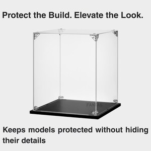 Pu&ograve; includere: Una teca in acrilico trasparente con base nera e connettori angolari in metallo. Il testo "Protect the Build. Elevate the Look." appare sopra la teca, e "Keeps models protected without hiding their details" &egrave; stampato sotto la teca.