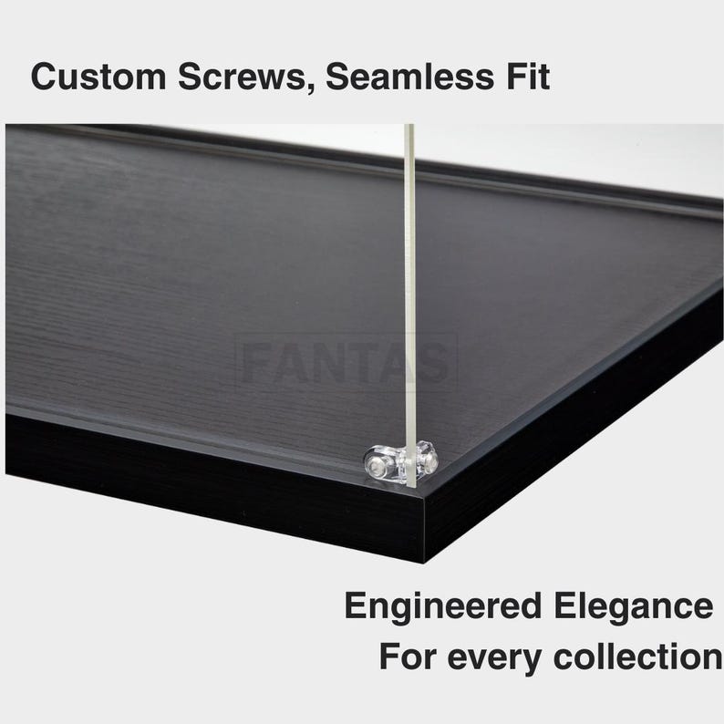 Pu&ograve; includere: Uno scaffale in legno nero con un pannello in acrilico trasparente fissato con una vite personalizzata. Il testo Custom Screws, Seamless Fit appare in alto, e Engineered Elegance For every collection &egrave; stampato in basso sul display.