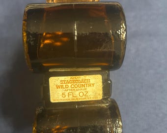 Avon 70’s Decanter “stagecoach theme. This piece is in pristine condition and ready to add to your collection. There are no cracks or chips