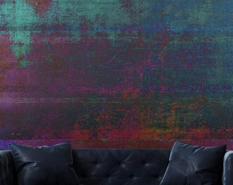 Könnte beinhalten: Ein dunkelblaues Samtsofa mit zwei Kissen steht vor einer Wand mit einem strukturierten, abstrakten Design in Blautönen, Grün, Lila und Rot.