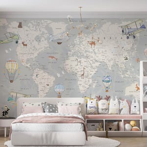 Könnte beinhalten: Ein Wandbild mit einer Weltkarte, die Illustrationen von Tieren, Heißluftballons und alten Flugzeugen in gedeckten Farben zeigt. Die Karte enthält Beschriftungen für Kontinente und Ozeane und dient als Hintergrund für ein Schlafzimmer mit Bett.
