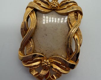 Vintage gold tone framed mini photo frame brooch