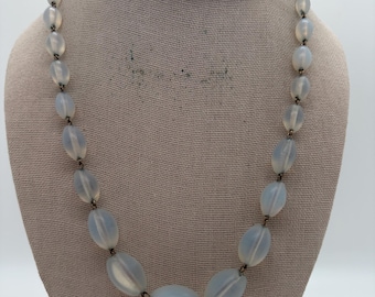 Collar vintage de cuentas de vidrio opalino