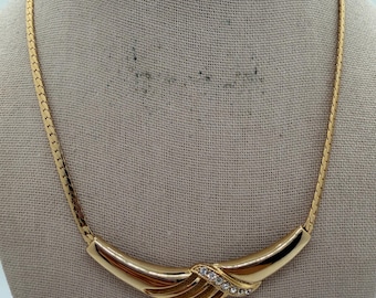 Collar con colgante de pedrería estilo vintage en tono dorado.