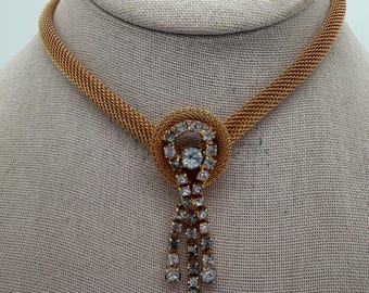 Collar colgante vintage de malla dorada con pedrería.