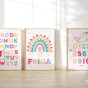 Juego de 3 decoraciones de pared personalizadas y coloridas para habitación de niña, letrero con nombre de arcoíris personalizado y póster con números del alfabeto de unicornio, arte de pared imprimible para niños.