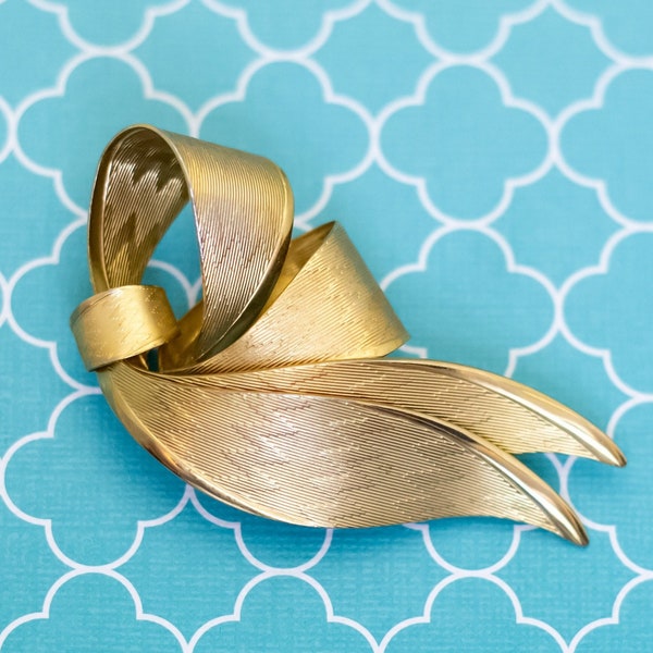 Vintage Ribbon Elven Leaves Gold Tone Brooch by Coro - R35