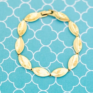 7 1/2 inch, Vintage Round Oval Eye-shaped Links Gold Tone Bracelet by Monet - R39