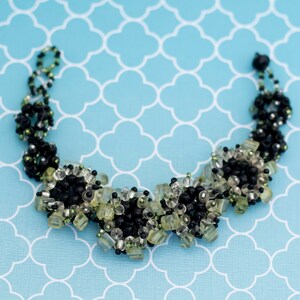 Vintage Cute Green Floral Theme Beaded Bracelet 8 inch - R19