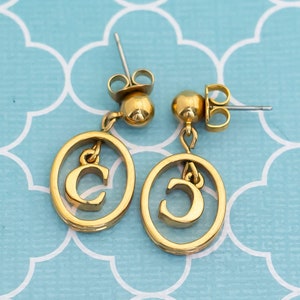 Vintage Gold Tone Letter C Oval Dangle Pendientes by Avon - R13