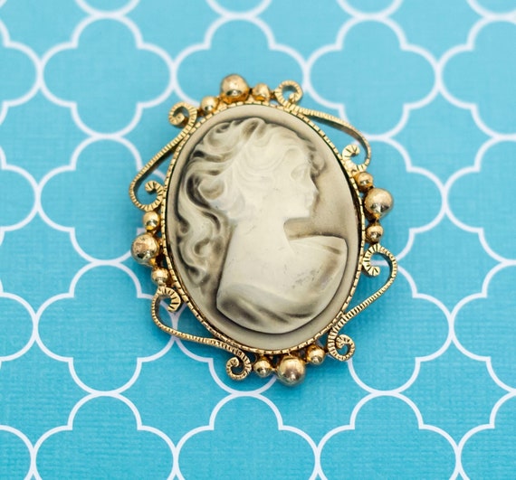 Vintage Cameo Lady Brooch - R29 - image 1