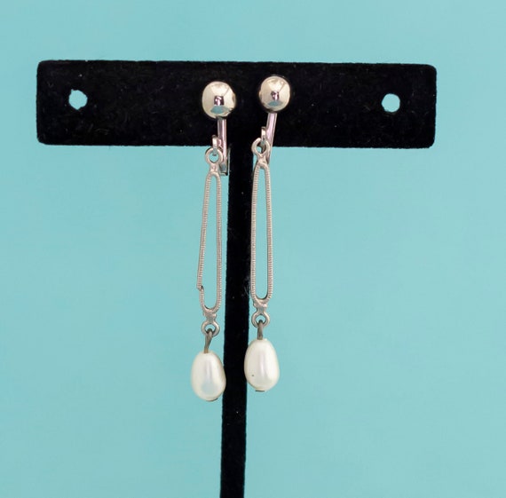 Vintage Dangling White Pearl Clip On Earrings - R… - image 3