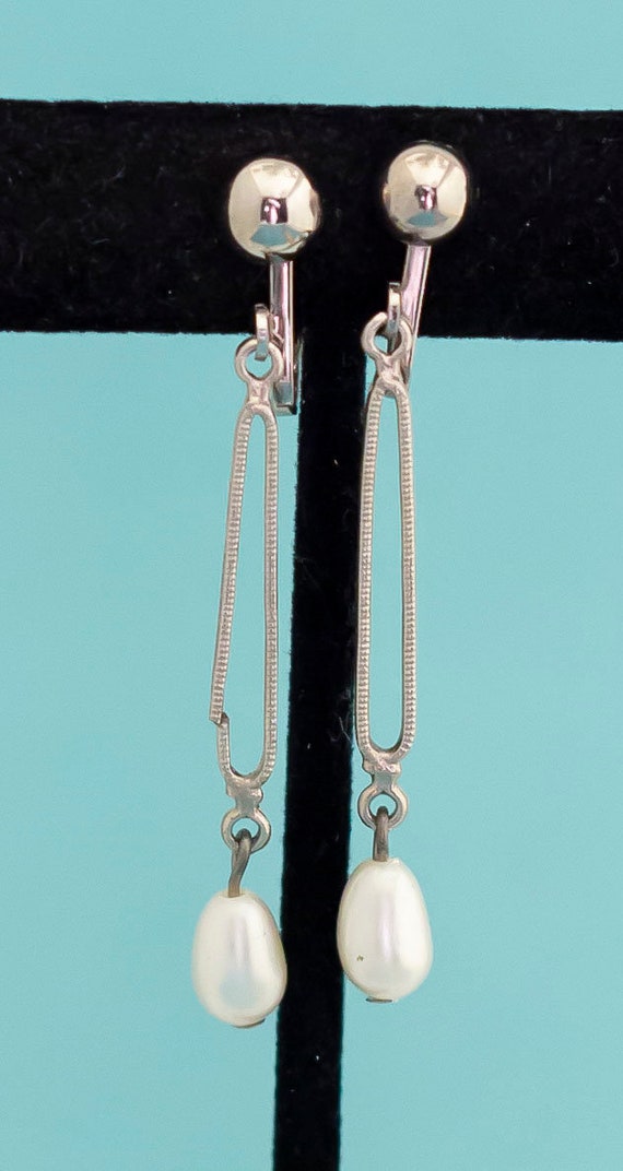 Vintage Dangling White Pearl Clip On Earrings - R… - image 2