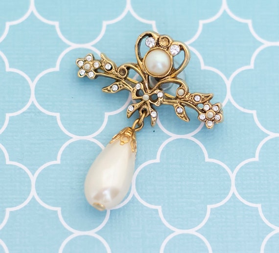 Vintage Victorian Pearl Gold Tone Floral Brooch -… - image 1