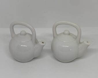 Vintage teapot salt and pepper shaker set