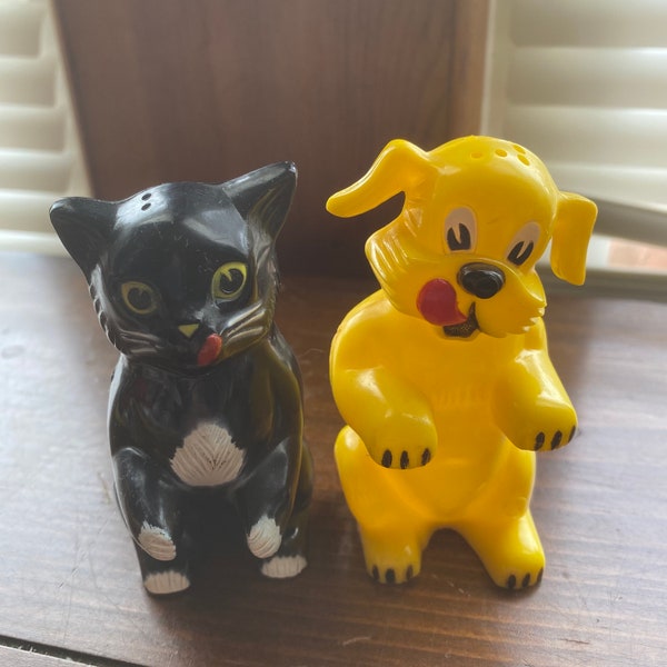 Vintage F&F Mold and Die Works USA Dog and Cat Salt and Pepper Shakers Set FItz and Floyd