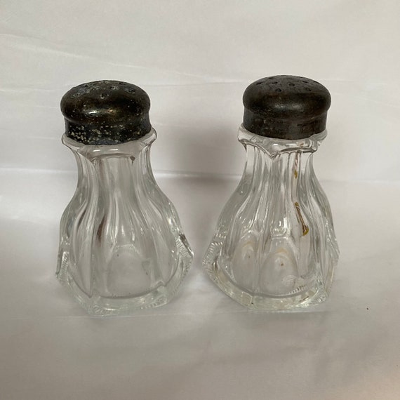 Salt And Pepper Shakers Glass Set (clear)