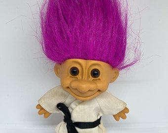 Vintage Russ Troll Muñeca Karate Cinturón Negro Túnica Cabello Púrpura 4"