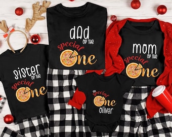 Könnte beinhalten: Ein passendes Familien-Pyjama-Set mit schwarz-weiß karierten Hosen und schwarzen Shirts mit einem Pizzamuster und dem Text "special of the one" mit den Namen "dad", "mom", "sister" und "oliver".