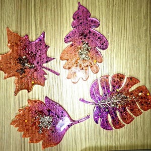 Resin Leaf‑Shaped Coaster – Gold Foil & Sequins, Purple‑Orange – Handmade, available individually or as a set – Unique Gift Idea