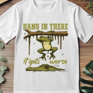 Divertente design di maglietta con rana in formato PNG - Resisti, peggiora - Maglietta con grafica meme - Maglietta con umorismo sarcastico - Unisex, download digitale