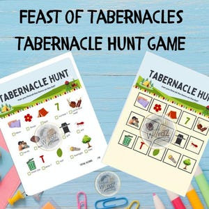 Może przedstawiać: Dwa drukowane arkusze z tekstem "Feast of Tabernacles Tabernacle Hunt Game". Każdy arkusz ma listę kontrolną z ilustrowanymi elementami, w tym namiotem, kwiatem i liściem. Arkusze znajdują się na niebieskim tle z kolorowymi długopisami i spinaczami.