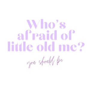 Peut inclure: Texte violet sur fond blanc qui dit "Qui a peur de la vieille moi ?" avec les mots "tu devrais l'être" écrits en cursive en dessous.