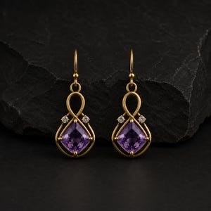 Peut inclure: Une paire de boucles d'oreilles pendantes en or avec une améthyste violette de taille carrée à la base, rehaussée de deux petites pierres rondes transparentes au-dessus, le tout serti dans une monture dorée à boucle et un crochet.