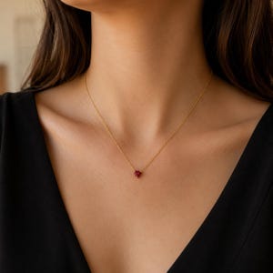 Collar Corazón de Rubí, Collar Delicado de Latón Chapado en Oro, Joyería con Piedra Gema Roja Piedra de Nacimiento de Julio, Regalo Minimalista para Ella, Creado en Laboratorio