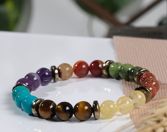 Puede incluir: Un brazalete de chakra arcoíris con cuentas de amatista, turquesa, ojo de tigre, citrino, jaspe rojo, aventurina verde y cornalina.