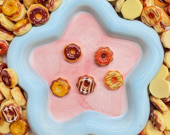 5 colgantes de donuts de panadería kawaii, cabujones de dulces de pastelería, colgantes de resina con parte posterior plana
