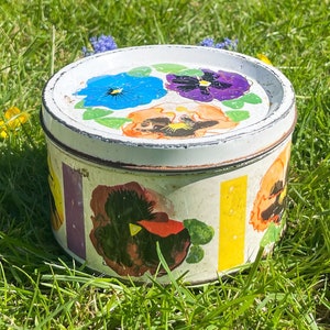Lata de armazenamento de metal - Cadbury Violets - Feito na Inglaterra - Flor de viola - Lata de biscoito vintage -