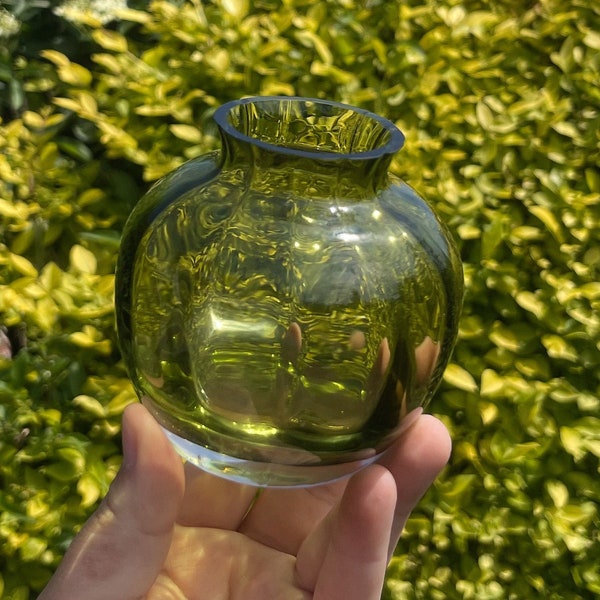 Dartington Green Glass Vase 1991 Handcrafted Made In England Perfect For In Your Home As A Decorative Piece To Enhance The Aesthetic Appeal