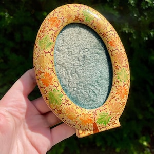 Oval Photo Frame - Hand-Painted - Maple Leaf - Wooden Art - Felt Lined
