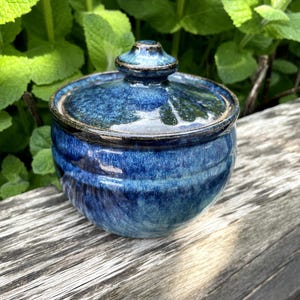 Topf aus Keramik in blau - La Borne French Village Studio Pottery - Topf mit Deckel