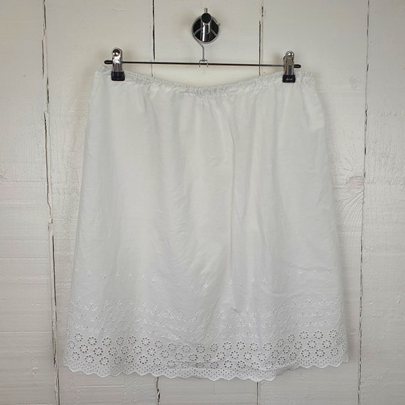 Vintage Medium Size Cotton White Floral Embroider… - image 1
