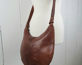 Bolso de hombro de cuero 80s gran plátano tote crossbody hecho a mano marrón tan bolso Slouchy Sling Bag Fashion, 1980s Artisan Boho French Vintage