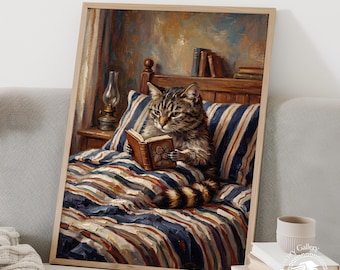 Op de afbeelding: Een ingelijste print toont een tabby kat die een boek leest in bed. De kat ligt op een gestreepte deken en kussen, met een houten hoofdbord en een lamp op de achtergrond. Het kunstwerk heeft een warm, uitnodigend kleurenpalet.