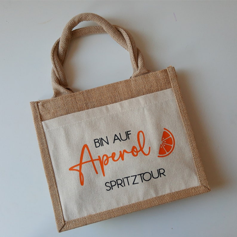 Jutetasche Aperol Spritztour, Tasche Aperol Spritz Tour, Geschenktasche für Getränke, Aperol Spruch in weiß & neon orange schwarz & orange