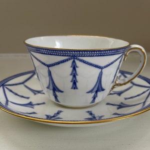 Royal Crown Derby - 4685 - Blue bells and chains