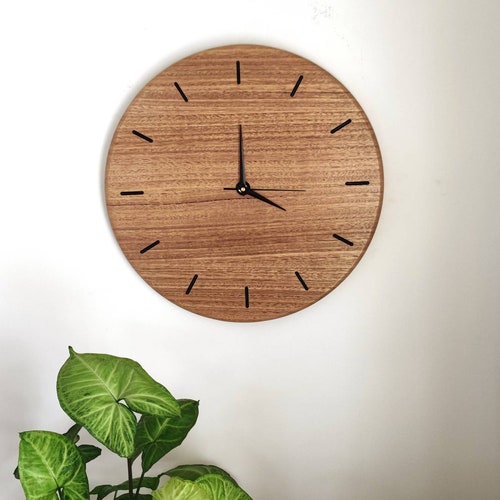 Horloge moderne personnalisée en chêne de Tasmanie