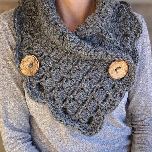 Women’s Scalloped Button Cowl