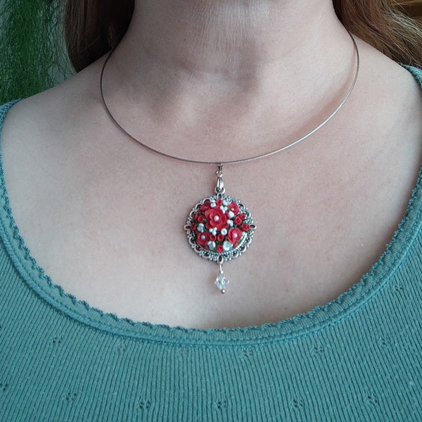 Collier roses rouges